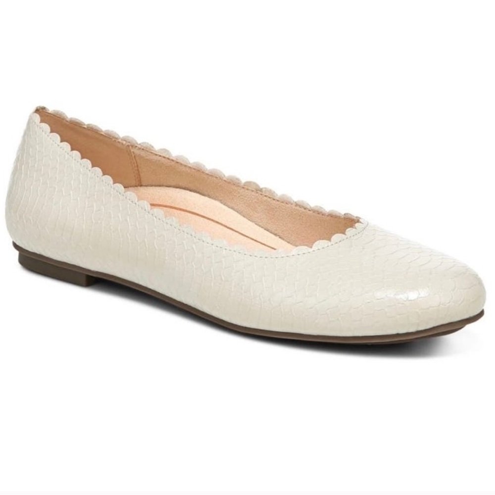 Vionic Julieta Cream Scalloped Round Toe Flats 8.5